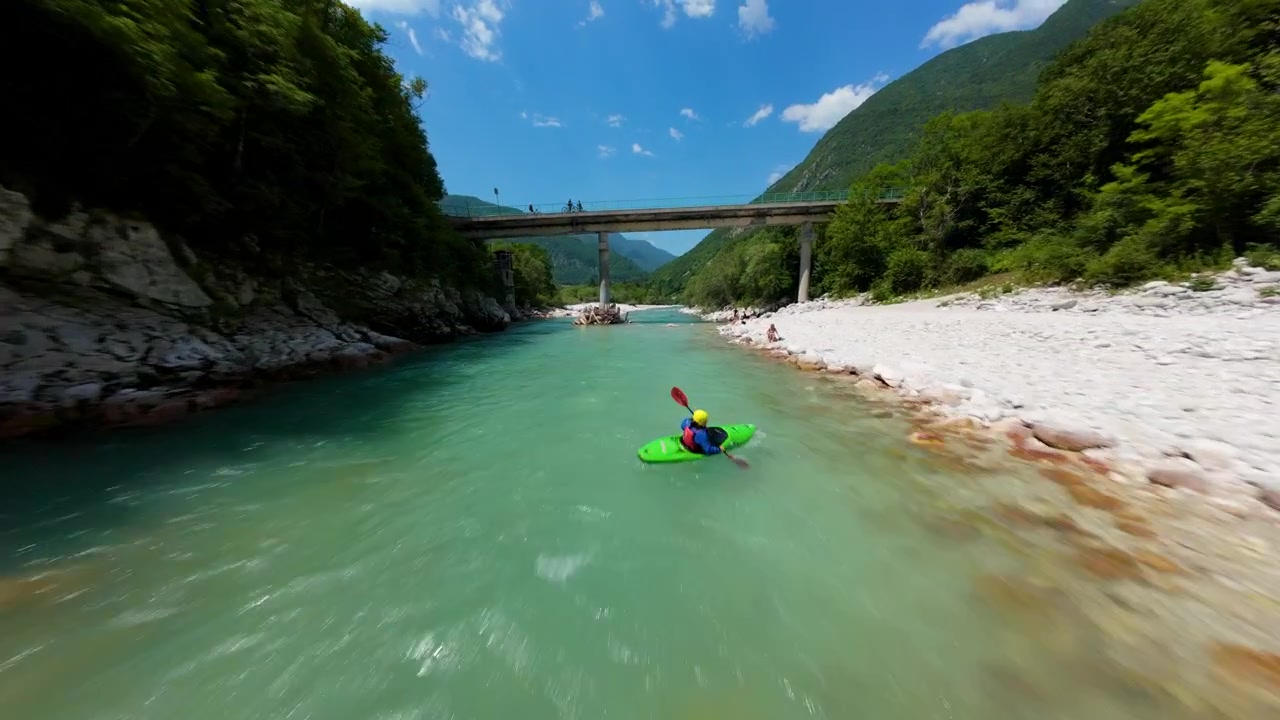 Kayak sulla Valle dell'Isonzo che scorre sotto il ponte in Slovenia. - Ripresa aerea FPV
