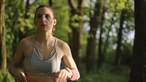 mujer corriendo en un bosque