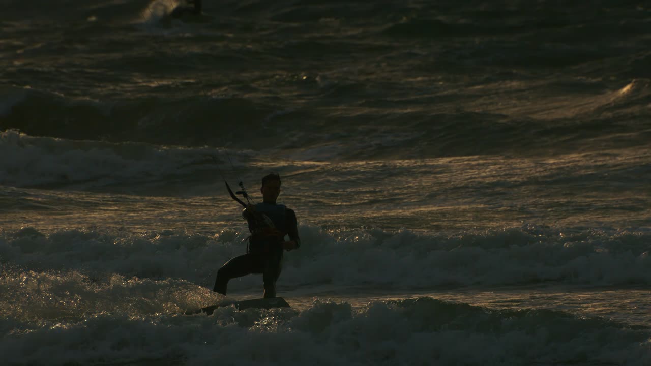 해가 지는 광선 속에서, 카이트 서퍼는 카이트 보딩의 자유와 흥분을 즐기고, 모든 움직임에서 아드레날린의 충격을 느니다.