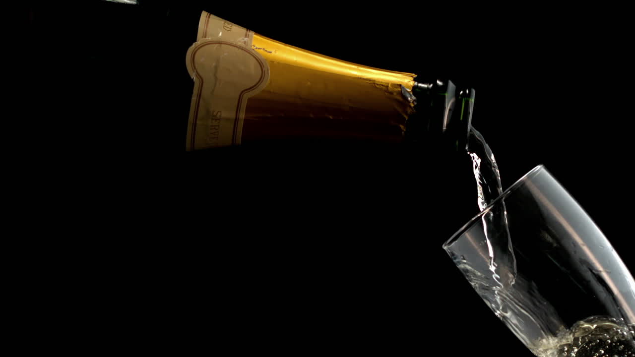 검은 바탕에 있는 병에서 유리잔으로 흘러내리는 페인의 영화화, 느린 동작