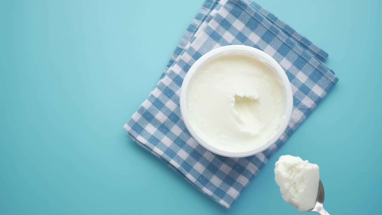 yogur en un recipiente con una cuchara