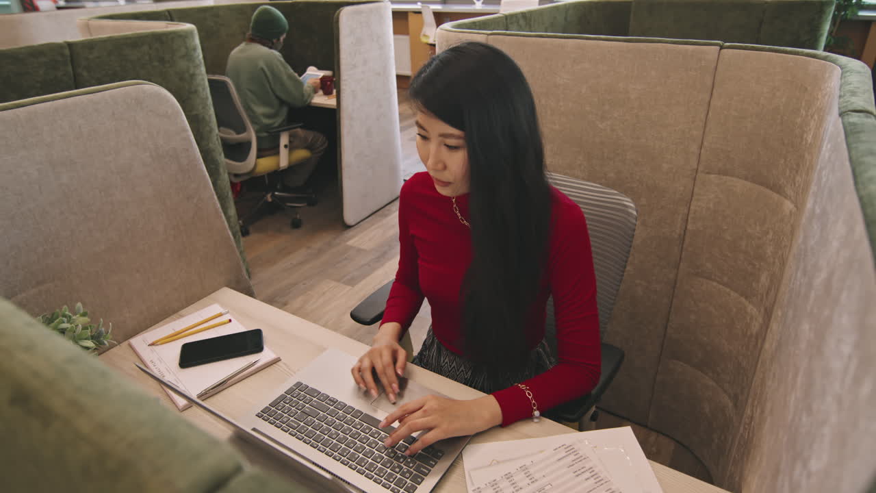 Wanita Asia Muda Bekerja dengan Laptop di Kantor