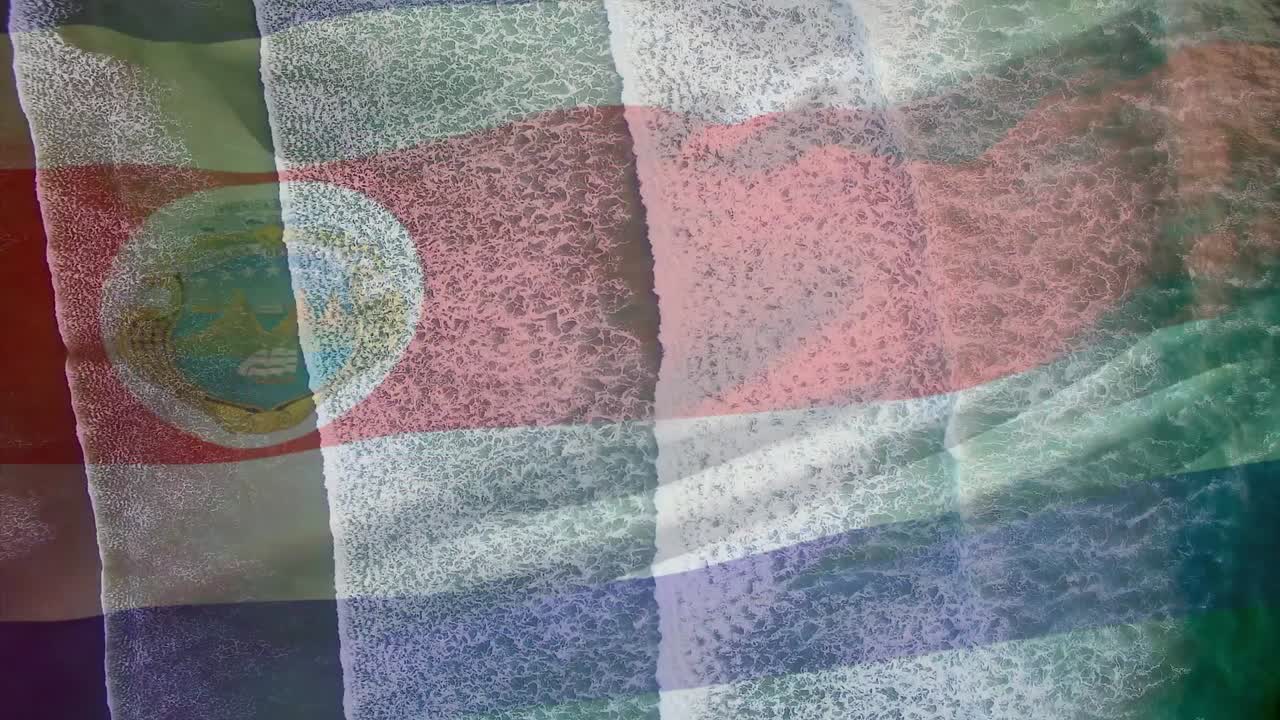 animación de la bandera de costa rica ondeando sobre vista aérea de las olas en el mar