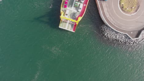 vista aérea de pájaro mirando hacia el transbordador de automóviles atracado en gotemburgo, suecia
