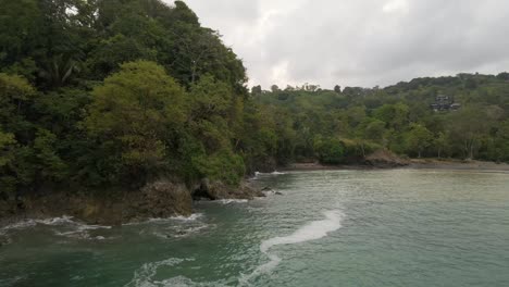 Vuelo-De-Drones-Sobre-El-Océano-Pacífico-Hacia-La-Playa-De-Playa-La-Vaca-En-Costa-Rico