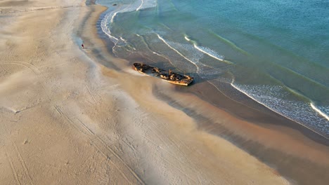 Luftaufnahme-Des-Zerstörten-Bootes,-An-Der-Küste,-Am-Strand-In-Moshav-Habonim,-Aufgenommen-Am-Strand-Von-Habonim,-Israel