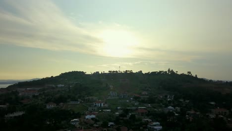 Villas-De-Lujo-En-Un-Barrio-Rico-Durante-La-Puesta-De-Sol-En-Kampala,-Uganda,-África-Oriental