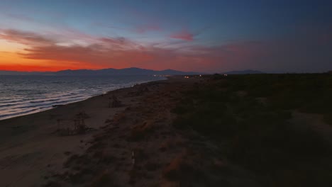 playa de arena de la toscana al atardecer