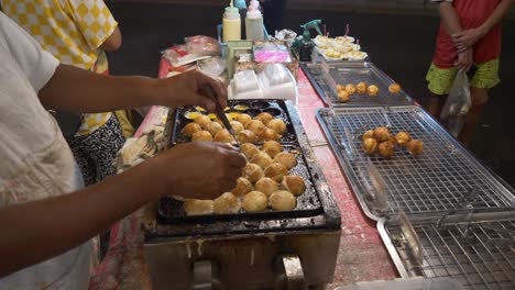 Streetfood-Stand,-Der-Tintenfischbällchen-Auf-Dem-Nachtmarkt-In-Einem-Asiatischen-Restaurant-In-Thailand-Kocht