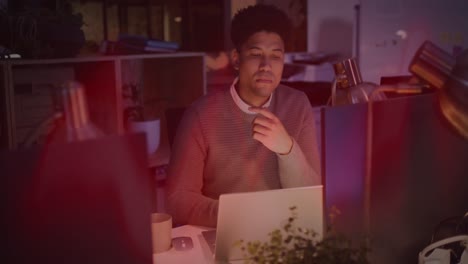animación del procesamiento de datos financieros sobre empresario biracial que trabaja en la oficina