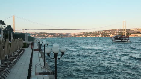 paisagem urbana do bósforo com mar de mármara e ponte icônica da cidade de istambul entre os continentes asiático e europeu enquanto barcos passam