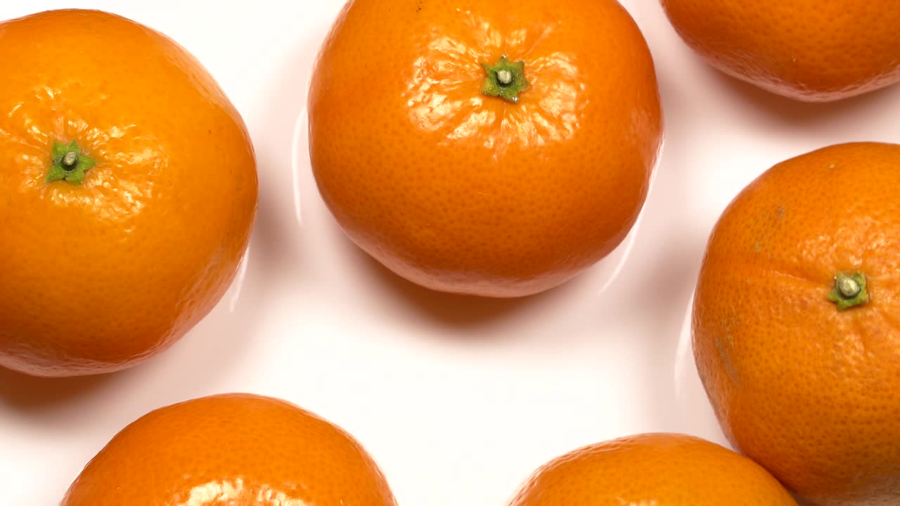 mandarinas frescas en un plato blanco