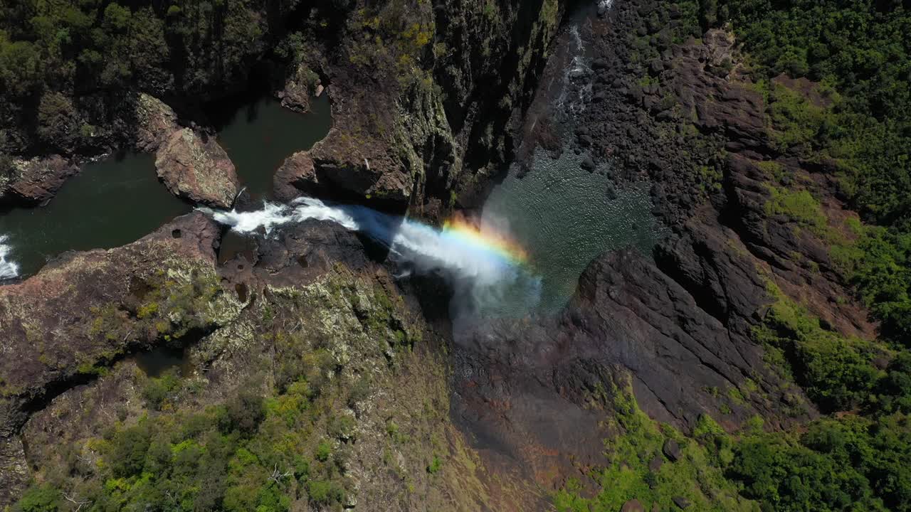 increíble vista aérea de arriba hacia abajo de la cascada, arco iris en la niebla de las cataratas