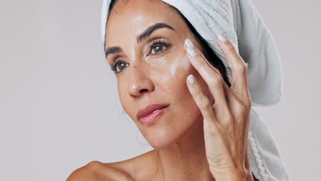 mujer aplicando crema facial