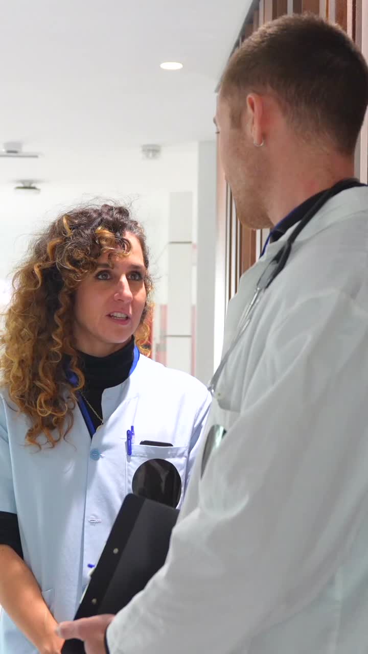 Profesionales médicos en un entorno hospitalario