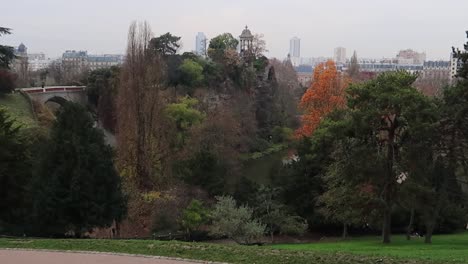 vista del paisaje urbano de parís desde el parque buttes-chaumont.