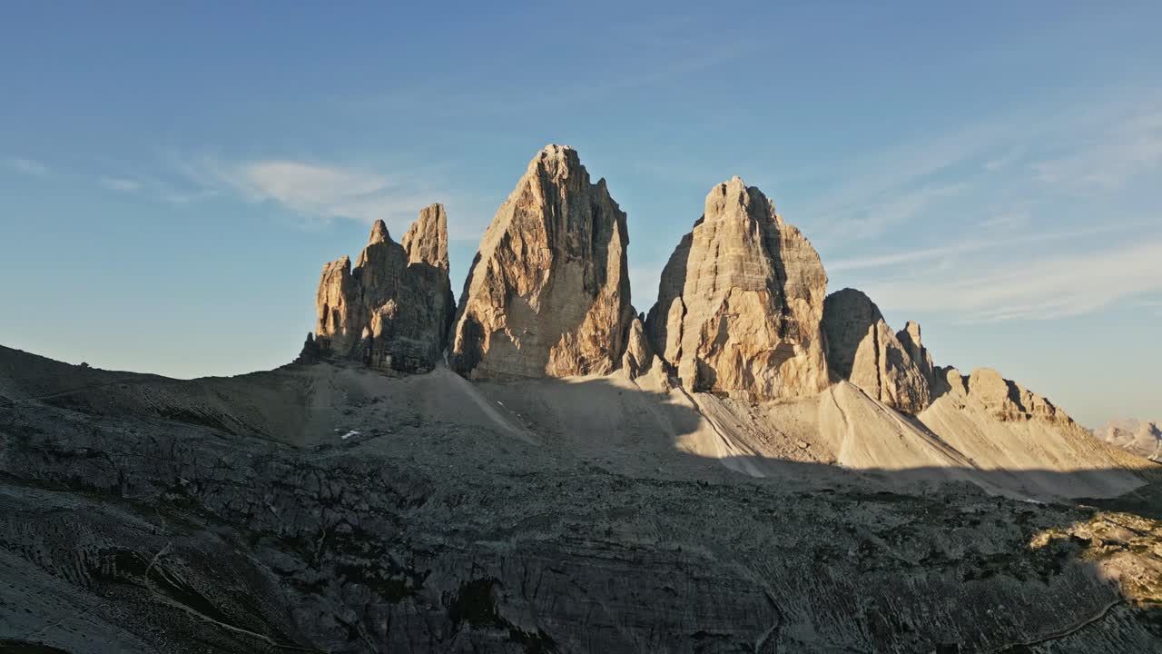 Ampia ripresa con drone delle Tre Cime di Lavaredo, la montagna iconica situata nelle Dolomiti, Italia.