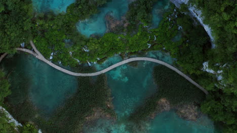 Aerial-Of-Wooden-Boardwalk-Bridge-In-Plitvice-Lakes-National-Park,-Croatia