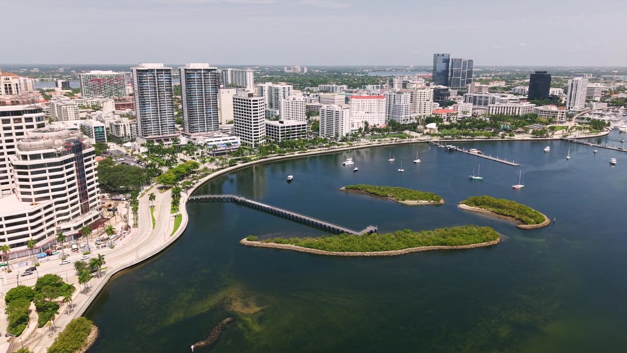Panorama aereo del lungomare di West Palm Beach con isole e marina lungo Flagler Drive e le isole di South Cove