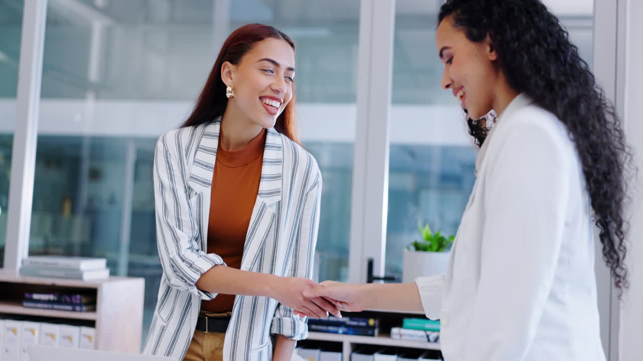 donne d'affari, stringere la mano.