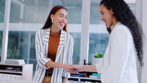 mujeres de negocios, estrechándose la mano