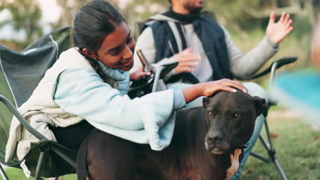 mujer, acampar y relajarse con el perro