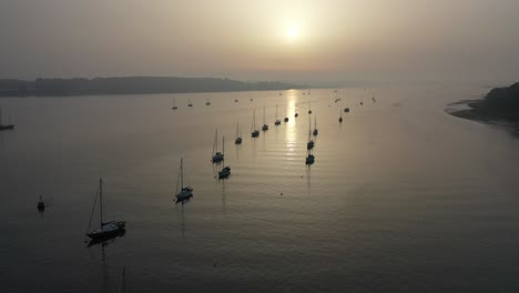 Luftflug-über-Den-Orwell-Im-Nebel-Bei-Sonnenaufgang,-Der-Sich-Rückwärts-Bewegt