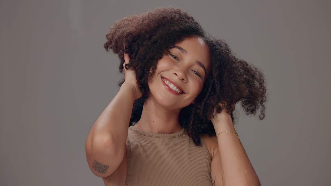 una mujer hermosa con el cabello rizado sonriendo
