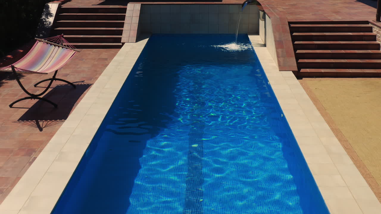 Droneoptagelse fra luften af en smuk pool med hydromassage og wellness-springvand