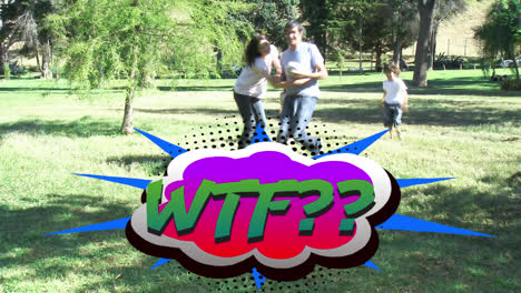 WTF-Text-In-Der-Sprechblase-Gegen-Familie,-Die-Mit-Ball-Im-Garten-Spielt