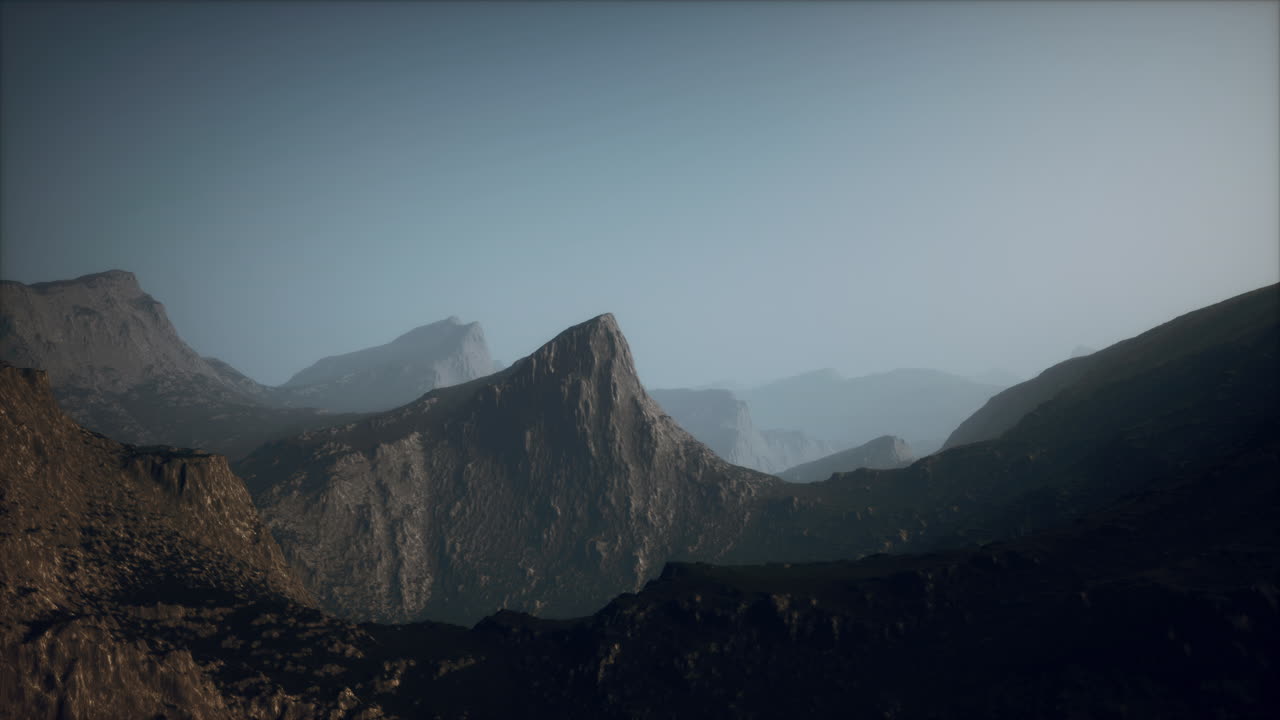 rocas y montañas en la niebla profunda