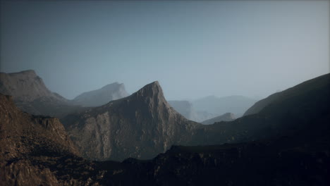 Rocas-Y-Montañas-En-Niebla-Profunda