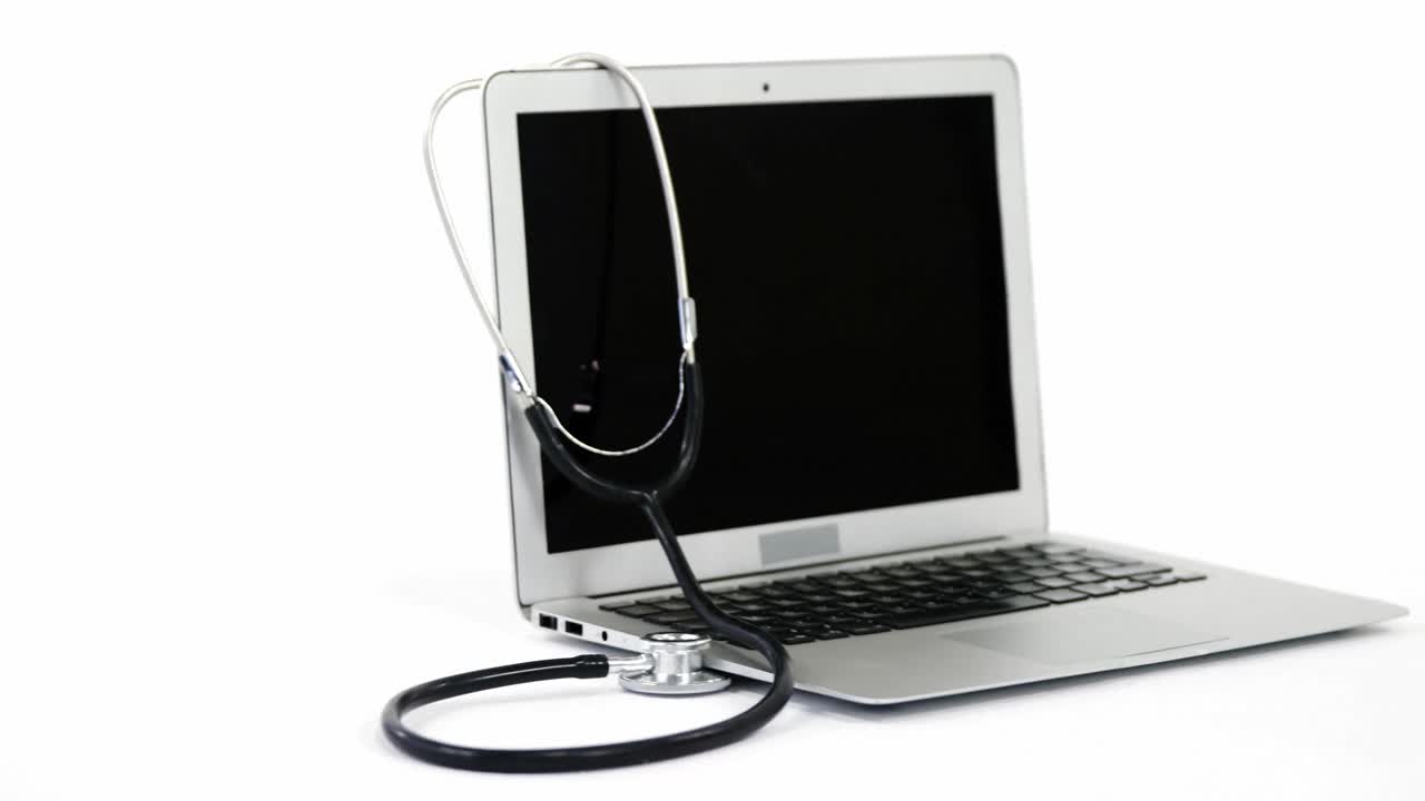 노트북과 함께 스테토스코프의 클로즈업