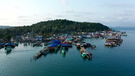 imágenes aéreas de drones de un pueblo flotante en una isla en camboya