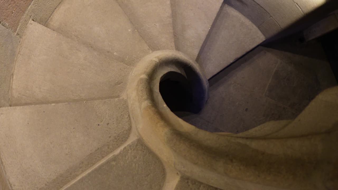 escalera en forma de espiral hecha de piedra. caminando por las escaleras