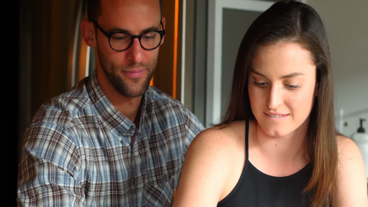 pareja usando teléfono móvil