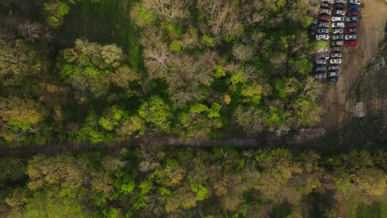 arriba abajo antena del depósito de chatarra con coches abandonados, de lado