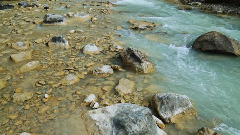 Mirando-Aguas-Arriba-Del-Río-Glaciar,-Alberta,-Canadá,-La-Inclinación-Revela-Una-Majestuosa-Cascada