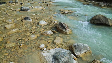 mirando aguas arriba del río glaciar, alberta, canadá, la inclinación revela una majestuosa cascada