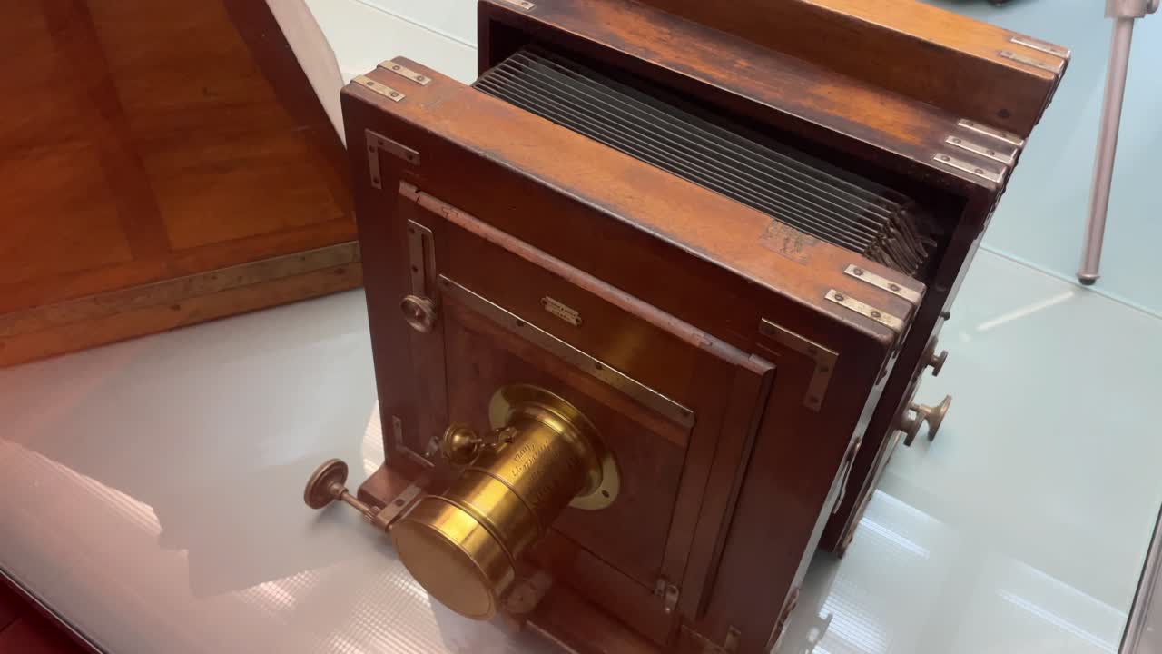 구리 렌즈를 가진 전통적인 대형 카메라