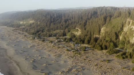 Eine-Langsam-Schwenkende-Drohnenaufnahme-Eines-Campingplatzes-In-Der-Nähe-Von-Mammutbäumen,-Einem-Strand-Und-Meereswellen