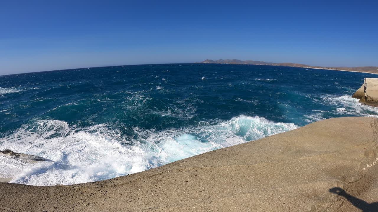 picado mar mediterráneo visto desde la orilla de