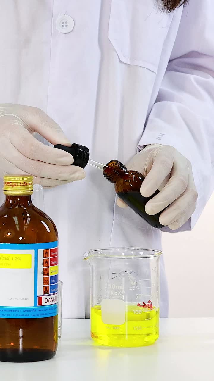 científico realizando un experimento de reacción de reloj de yodo con soluciones químicas