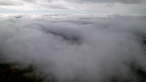 Nebel-Und-Wolken-Drängen-Aus-Der-Luft-In-Die-Nähe-Von-Boone,-North-Carolina,-In-Den-Appalachen-Und-Den-Blue-Ridge-Mountains