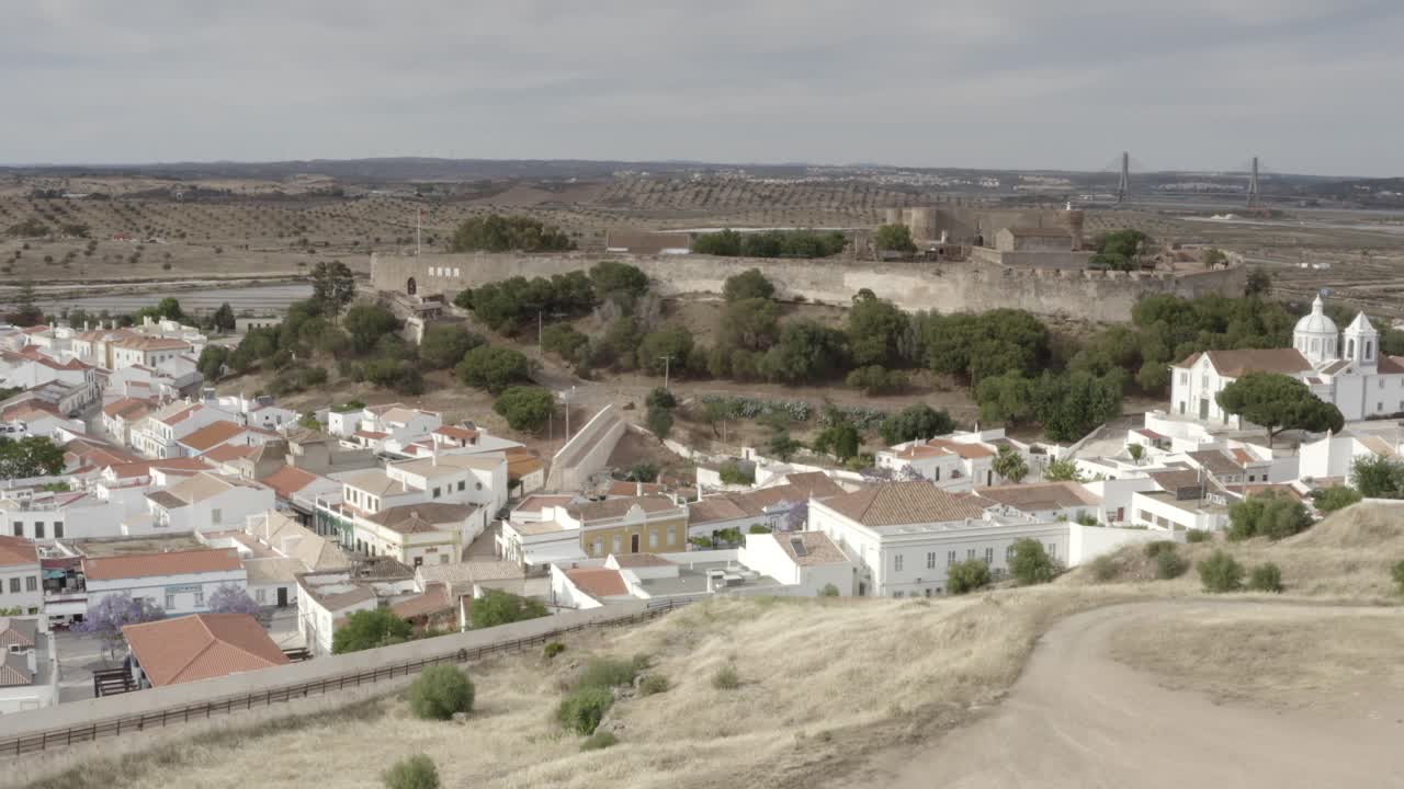 Vista aerea di una città portoghese con fortezza storica