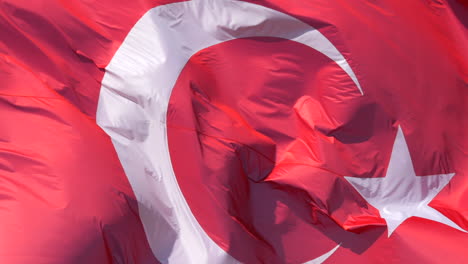 Türkische-Flagge-Weht-In-Zeitlupe---Rote-Flagge-Mit-Weißem-Stern-Und-Halbmond