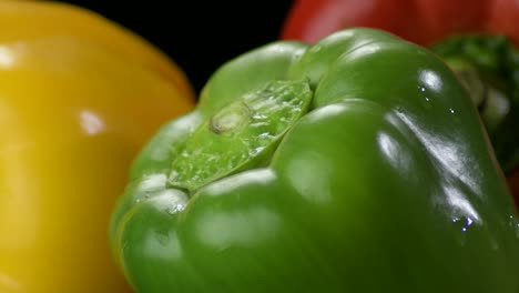 pimientos frescos verduras amarillas, rojas y verdes giratorias