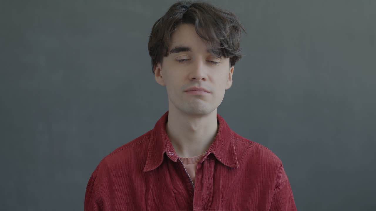 엄지손가락을 내려주는 남자