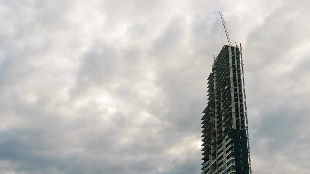 rascacielos en construcción con cielo nublado.