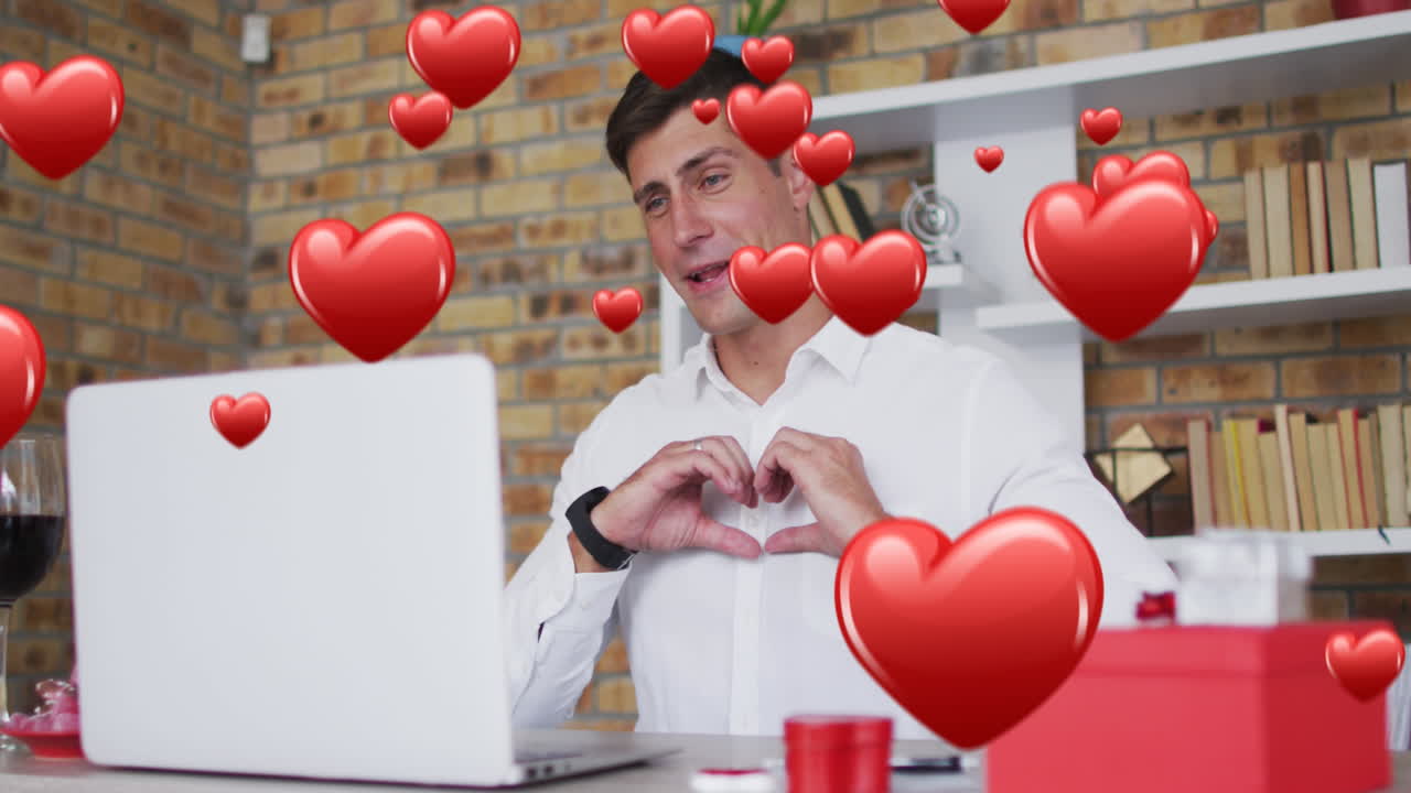 animación de corazones rojos sobre hombre caucásico hablando en una cita de video